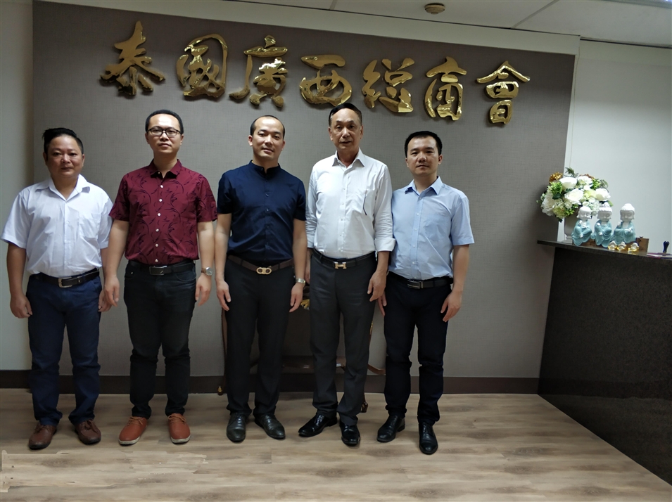 從左往右依次為國際部合伙人林健偉先生（左一），國際部總監吳琪先生（左二），執行董事粟宥朝先生（左三），商會(huì )主席李宇明（右二），國際部合伙人黃文超先生（右一）