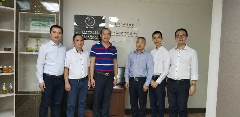 國際部合伙人黃文超（左一），林健偉（左二）國際部總監吳琪（右一）執行董事粟宥朝（左三），泰國廣西總商會(huì )副主席劉漢政（右二），泰國華人青年商會(huì )會(huì )長(cháng)助理黃志乾(右三)