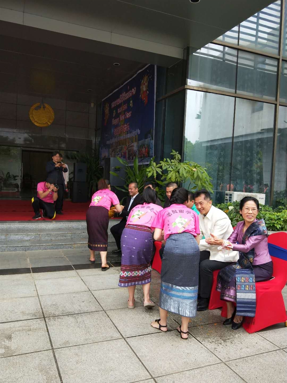 老撾駐廣西留學(xué)生代表將浸有花瓣的香水灑客人的手上，表示對嘉賓的美好祝福（圖二）
