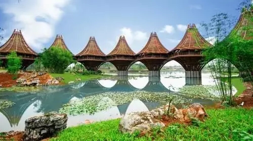 圖為中國-東盟友誼館。該建筑以廣西的風(fēng)雨橋為原型，寓意“手拉手，心連心”。表達中國與東盟十國睦鄰友好、合作共贏(yíng)之意。