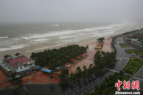 資料圖：2017年11月5日，越南峴港某處海灘風(fēng)雨交加。