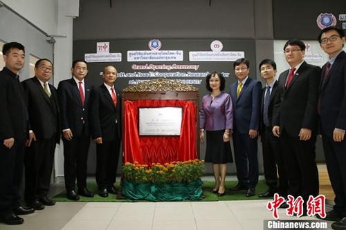 12月18日，由泰國國家研究院泰中戰略研究中心與中國人民大學(xué)國家發(fā)展與戰略研究院共建的泰中“一帶一路”合作研究中心在泰國曼谷正式揭牌成立。作為隸屬于泰國國家研究院的高端智庫，該中心未來(lái)將作為泰國“一帶一路”研究和推動(dòng)泰中高端智庫合作的主要機構。中新社記者 趙婧楠 攝
