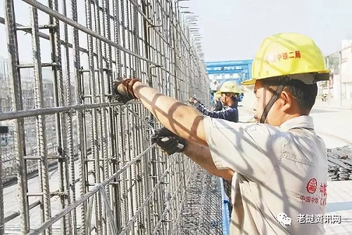 在中老鐵路萬(wàn)象制梁場(chǎng)，中老兩國技術(shù)人員正在進(jìn)行橋梁預制。本報記者 孫廣勇攝