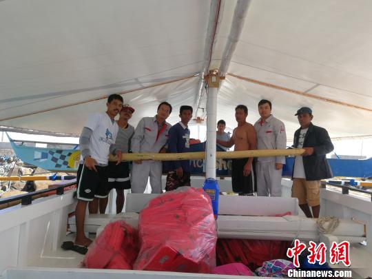 中國援助菲律賓PGN大橋工程可行性研究項目”（ThePanay-Guimaras-NegrosBridgeProject）海洋水深測量勘測人員，3月1日在吉馬拉斯海峽作業(yè)時(shí)，成功營(yíng)救兩名菲律賓落水漁民。圖為兩位漁民及家屬對進(jìn)行營(yíng)救的中國勘測人員合影表達感謝。 中交公路規劃設計院有限公司 攝